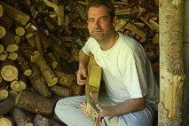 Gottfried Gfrerer mit m�chtig viel Holz vor der H�tte